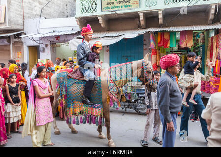 Procession traditionnelle de mariage à Deogarh, Rajasthan: Le marié et son jeune frère se promener dans les rues à cheval avec sa famille Banque D'Images