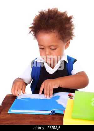 Portrait de Sweet Little Black Boy reading books isolé sur fond blanc, la préparation d'aller à la première classe, le retour à l'école Banque D'Images