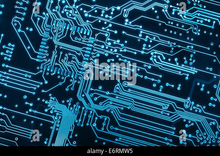 Fermer l'arrière-plan d'un circuit électronique bleu Banque D'Images