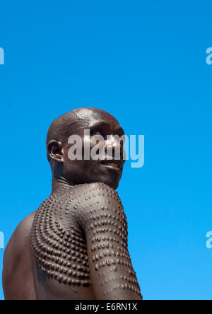 Homme Topossa à Scarifications sur son corps, Kangate, vallée de l'Omo, Ethiopie Banque D'Images