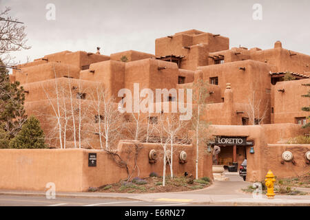 Inn and Spa at Loretto, un hôtel à Santa Fe, Nouveau Maxico, construit dans le style adobe pueblo. Banque D'Images