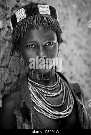 Tribu Hamer Girl en tenue traditionnelle, Turmi, vallée de l'Omo, Ethiopie Banque D'Images