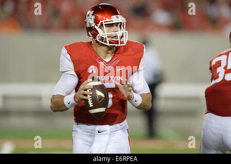 Houston, Texas, USA. 29 août, 2014. Université de Houston Cougars quarterback John O'Korn (5) revient au cours de la 2ème moitié de la NCAA football match entre l'Université de Houston Cougars et l'UTSA Roadrunners à TDECU Stadium à Houston, TX le 29 août, 2014. L'UTSA a gagné le match 27-7. Credit : Trask Smith/ZUMA/Alamy Fil Live News Banque D'Images