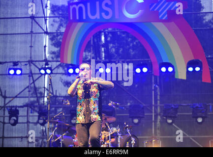 Beijing, Chine. 29 août, 2014. Shuangzi Singer en prestation au Festival de musique moderne de Beijing, capitale de la Chine, le 29 août 2014. La fête de la musique, qui a débuté le 29 août, durera jusqu'au 31 août. Credit : Xiao Xiao/Xinhua/Alamy Live News Banque D'Images