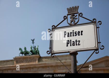 Plaque de rue Pariser Platz en face de la porte de Brandebourg à Berlin, Germany, Europe Banque D'Images