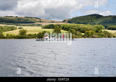 Le bateau à vapeur Ullswater M Y Raven sur le côté dans la distance avec les collines en arrière-plan, Cumbria Lake District Angleterre Banque D'Images