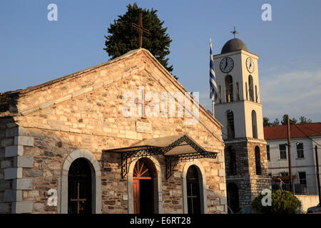 L'église St Nicolas et la tour de l'horloge à Limenas Thasos, éclairé par la lumière du soir. Banque D'Images