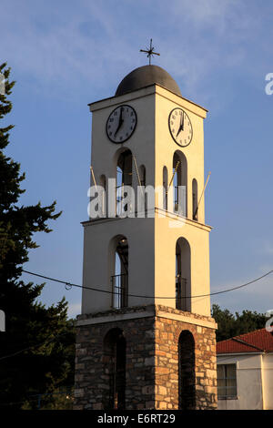 Réveil et tour de l'église St Nicholas à Limenas, Thasos dans la lumière du soir Banque D'Images