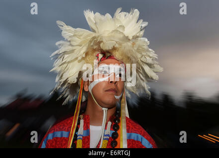 Vancouver, Canada. 29 août, 2014. Un homme indien participe à la 27e assemblée annuelle de la Nation Squamish Pow Wow à West Vancouver, Canada, le 29 août 2014. Un pow-wow moderne est un événement traditionnel historiquement au cours de laquelle les personnes en concurrence dans la danse et le chant, et non-Amérindien aux gens de se rencontrer pour honorer la culture amérindienne. Crédit : Sergei Bachlakov/Xinhua/Alamy Live News Banque D'Images