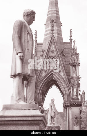Oliver Heywood Statue par Joy (1894) et Albert Memorial par Noble (1867), Albert Square, Manchester, Angleterre en noir et blanc S Banque D'Images