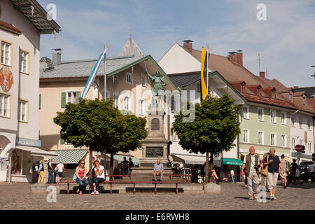 Market street Marktstrasse avec Kaspar Winzerer III monument à Bad Tölz, Bavaria, Germany, Europe Banque D'Images