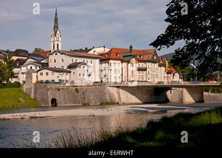 Cityscape Bad Tölz avec l'Eglise de l'assomption de Marie / Mariä Himmelfahrt et la rivière Isar, Bavaria, Germany, Europe Banque D'Images