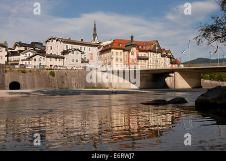 Cityscape Bad Tölz avec l'Eglise de l'assomption de Marie / Mariä Himmelfahrt et la rivière Isar, Bavaria, Germany, Europe Banque D'Images