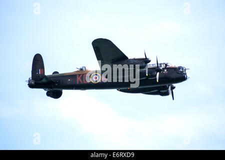 Avro Lancaster Bomber la Deuxième Guerre mondiale du Canadian Warplane Heritage Museum à Eastbourne Airshow Banque D'Images
