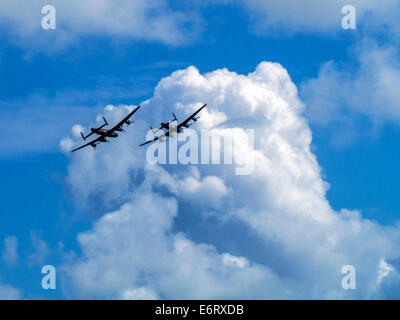 Avro Lancaster La Seconde Guerre mondiale, des bombardiers sur la Manche : Battle of Britain Memorial Flight à Eastbourne Airshow Banque D'Images