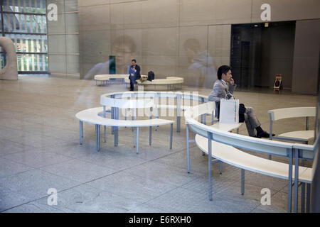 D'affaires, homme d'affaires, manager en attente dans le hall, le hall d'un immeuble moderne. Tokyo, Japon, Asie Banque D'Images