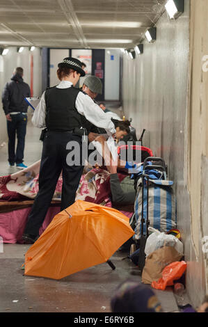 Marble Arch, London, UK. 29 août 2014. La mendicité et rugueux-chambre dans les lieux publics partout dans Londres ont été ciblés dans les premières heures de ce matin par la Police métropolitaine, les agents d'immigration et les organismes associés sous la bannière de fonctionnement englobent. Il arrive à un moment où l'ONS a récemment déclaré qu'un "tatistically' significative augmentation de la migration nette dans le Royaume-Uni a eu lieu dans l'année jusqu'à mars. Sur la photo : La police et les agents de l'immigration face à la rue près de Marble Arch, London. Credit : Lee Thomas/Alamy Live News Banque D'Images