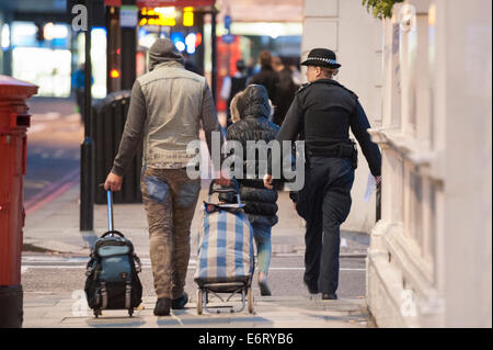 Marble Arch, London, UK. 29 août 2014. La mendicité et rugueux-chambre dans les lieux publics partout dans Londres ont été ciblés dans les premières heures de ce matin par la Police métropolitaine, les agents d'immigration et les organismes associés sous la bannière de fonctionnement englobent. Il arrive à un moment où l'ONS a récemment déclaré qu'un "tatistically' significative augmentation de la migration nette dans le Royaume-Uni a eu lieu dans l'année jusqu'à mars. Sur la photo : La police et les agents de l'immigration face à la rue près de Marble Arch, London. Credit : Lee Thomas/Alamy Live News Banque D'Images