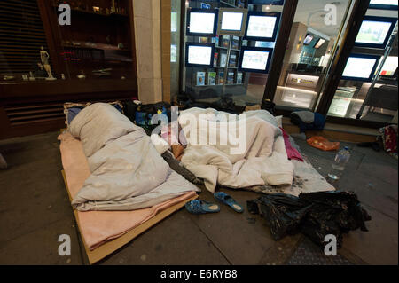 Marble Arch, London, UK. 29 août 2014. La mendicité et rugueux-chambre dans les lieux publics partout dans Londres ont été ciblés dans les premières heures de ce matin par la Police métropolitaine, les agents d'immigration et les organismes associés sous la bannière de fonctionnement englobent. Il arrive à un moment où l'ONS a récemment déclaré qu'un "tatistically' significative augmentation de la migration nette dans le Royaume-Uni a eu lieu dans l'année jusqu'à mars. Sur la photo : le lit avant l'attaque surprise par la police et les agents de l'immigration près de Marble Arch, London. Credit : Lee Thomas/Alamy Live News Banque D'Images