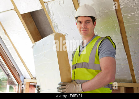 Raccord d'isolation constructeur en toit de maison neuve Banque D'Images