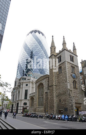 Church & le Gherkin, Londres, Angleterre. Banque D'Images