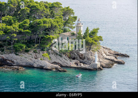 Petit phare sur l'une des nombreuses îles situées à l'entrée du port de Dubrovnik en Croatie. Banque D'Images