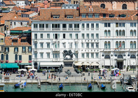 Le Londra Palace Hotel en face du grand canal à Venise, Italie. Banque D'Images