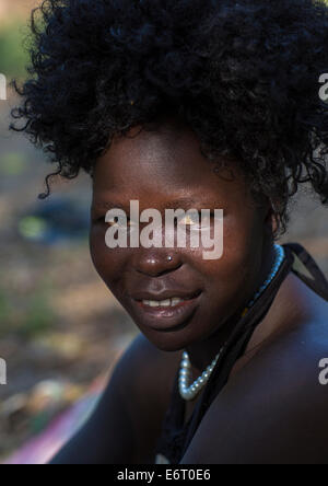 Anuak Femme avec cheveux afro à Abobo, l'ancien Roi Anuak, village, Région Gambela Ethiopie Banque D'Images