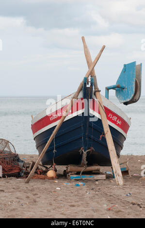 Bateau de pêche typique de style à partir de la côte marocaine Banque D'Images