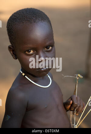 Garçon Enfant Anuak à Abobo, l'ancien Roi Anuak, village, Région Gambela Ethiopie Banque D'Images