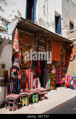 Tapis sur vente à Essaouira, Maroc Banque D'Images