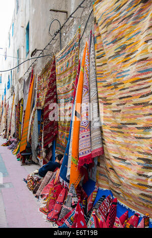 Tapis sur vente à Essaouira, Maroc Banque D'Images