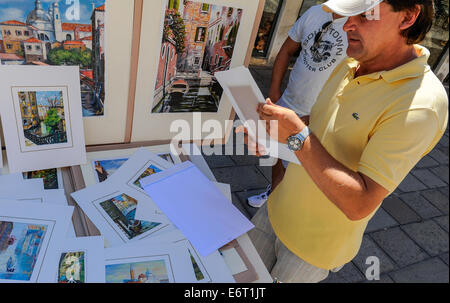 Vendeur de rue à Venise la vente d'art pour les touristes. Banque D'Images