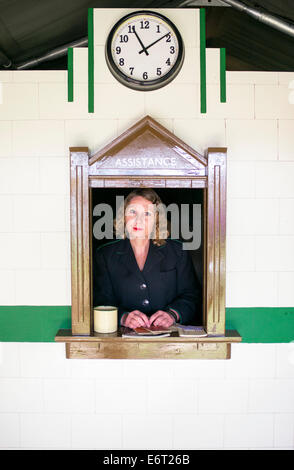 Femme dans une réplique du billet de train à un bureau de reconstitution historique. Spectacle Odyessy militaire à Detling, Kent, UK Banque D'Images