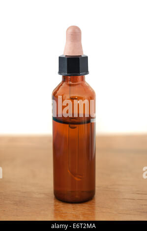 Phytothérapie ou aromathérapie flacon compte-gouttes sur bois Banque D'Images