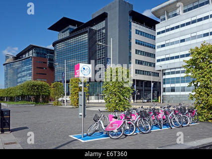 Nouveau cycle racks dans Broomielaw bâtiments sur Atlantic Quay dans la rivière Clyde en Écosse Glasgow centrale Banque D'Images