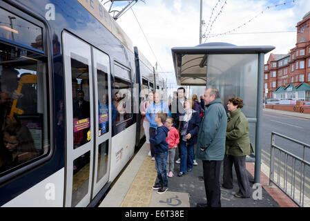 Passagers attendent à bord d'un des plus récents ajouts à la flotte de tram Banque D'Images