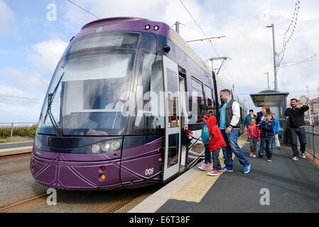 Les passagers à bord d'escalader l'un des plus récents ajouts à la flotte de tram Banque D'Images