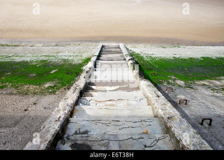 Escalier en béton menant à la plage de sable de Blackpool, lancashire. l'escalier est seulement découvert à marée basse Banque D'Images
