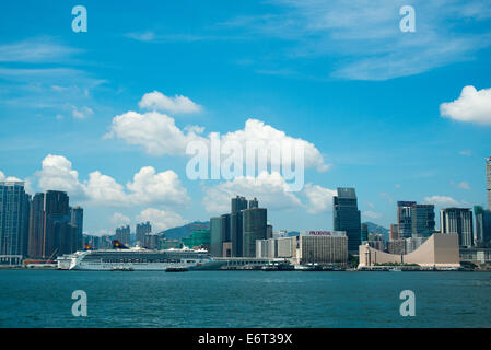 Port de Victoria de Wan Chai sur une journée ensoleillée. Banque D'Images