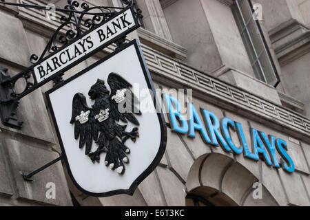 L'ancienne et la nouvelle enseigne Barclays Bank sont affichées sur une succursale de Londres, au Royaume-Uni Banque D'Images
