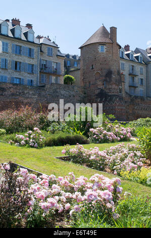 Vue de l'ancienne ville romaine murs et la tour Le Mans, France, Europe Banque D'Images