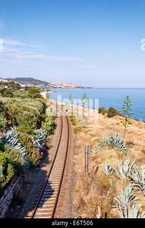 Le chemin de fer qui longe la côte ionienne près de Capo Spartivento, Calabre, Italie. Banque D'Images