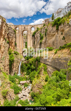 Le pont Puente Nuevo sur la rivière Guadalevín dans la gorge El Tajo, Ronda, Malaga province, Andalusia, Spain, Europe. Banque D'Images