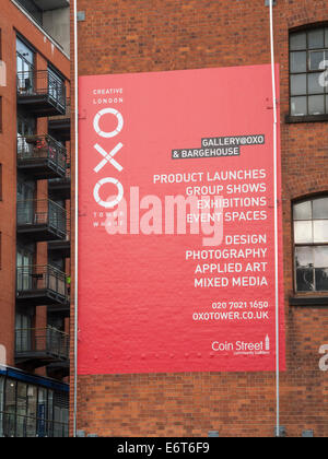 Publicité rouge peinte sur un mur à la tour Oxo, quartier de Londres de Southwark SE1 annonçant Oxo Tower Wharf et coin Street Community Builders Banque D'Images