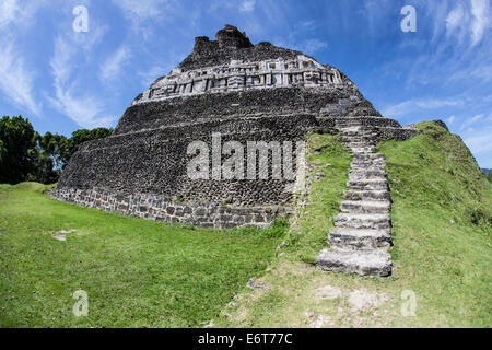 El Castillo Pyramide de Xunantunich, des Caraïbes, le Belize Banque D'Images