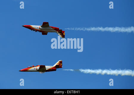 Deux jets de la Patrulla Águila effectuant une manœuvre à l'air Show à AIR14 Banque D'Images