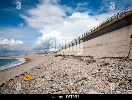 Plage de galets et mer grand mur de défense côtière Chiswell, Île de Portland, Dorset England UK Banque D'Images