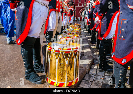 Moscou, Russie. 30e Août, 2014. Festival International de Musique Militaire Spasskaya Bashnya - 2014. La société Vieux-Grenadiers. La batterie dans une rangée. Crédit : Alex's Pictures/Alamy Live News Banque D'Images