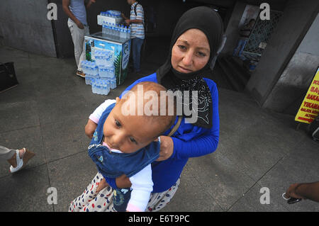 Istanbul, Turquie. 30e Août, 2014. Comme les élections passent et Recep Tayyip Erdogan, a été officiellement prêté serment en tant que président de la Turquie après avoir remporté le premier vote du public pour le chef de l'Etat, un grand sentiment de fierté turque peut être vu partout dans Istanbul. Appelé le sens Ay Yildiz le ''Moon star' ou le sens Alsancak le drapeau rouge le drapeau de la République turque peut être vu partout dans un pays plein de contrastes. © Gail Orenstein/ZUMA/Alamy Fil Live News Banque D'Images